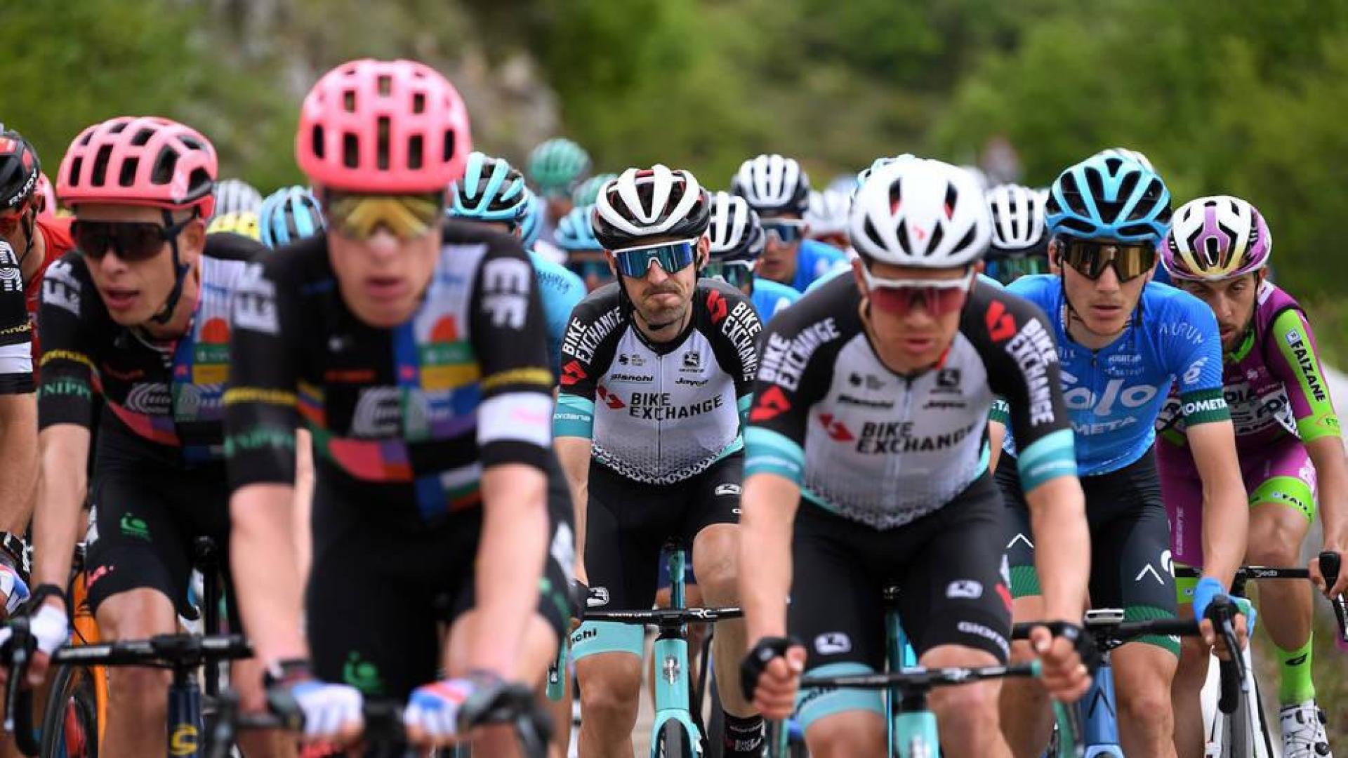Nieve, en el centro, en una de las etapas del pasado Giro de Italia en el que se ha vaciado por Yates.