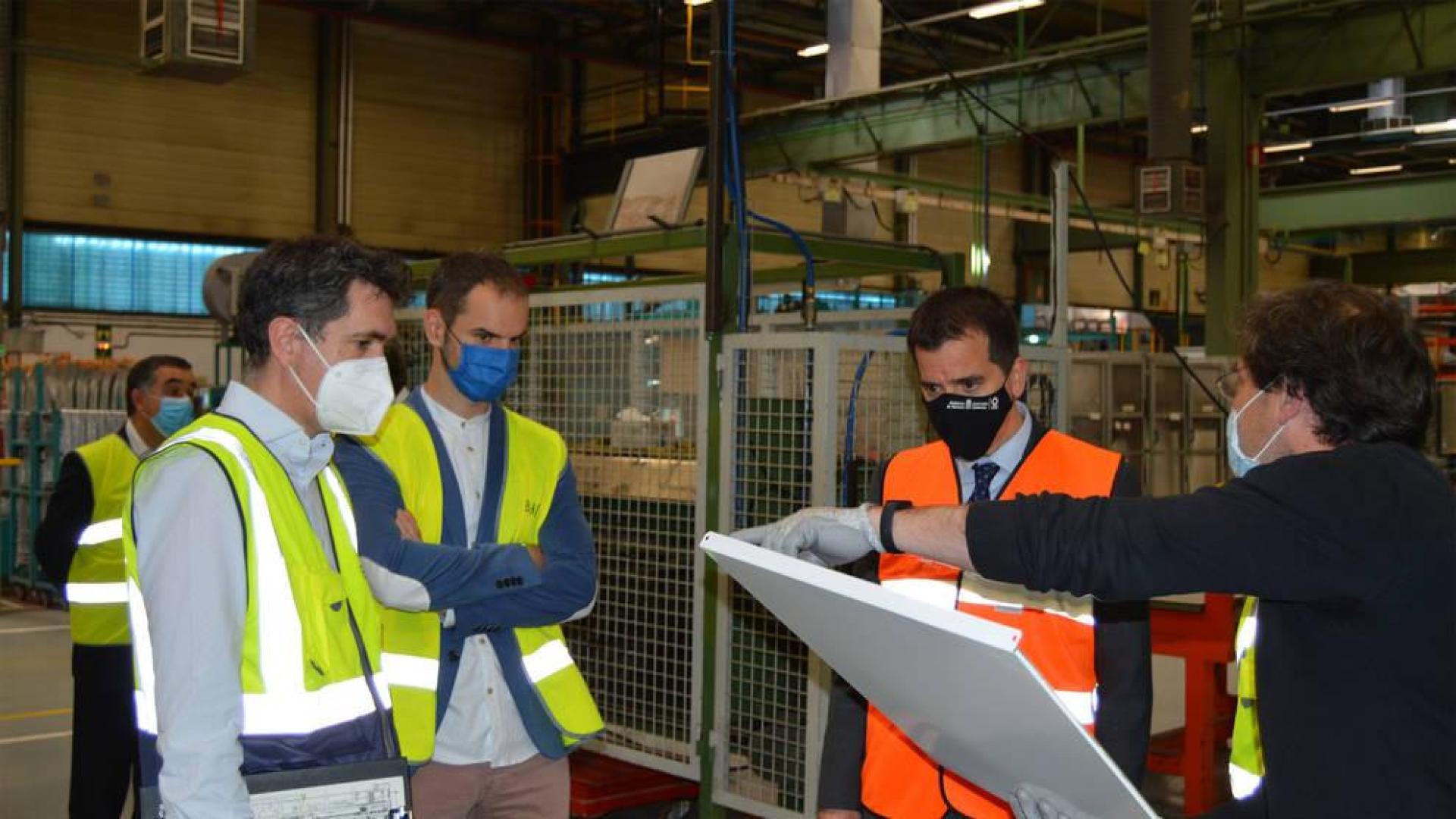 El consejero Irujo observa una de las piezas de los electrodomésticos fabricados en la planta de Esquíroz.