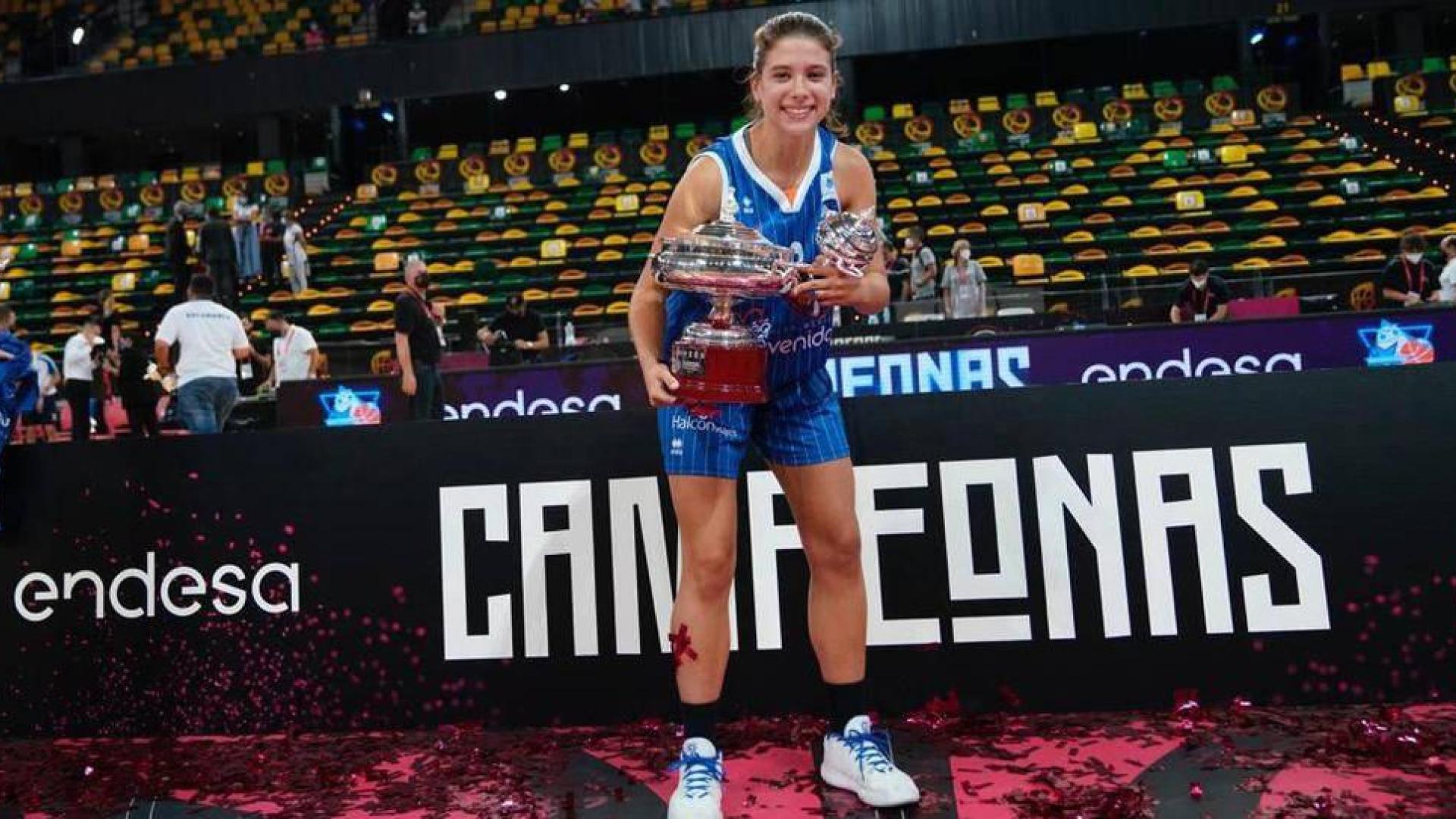 La base Inés Santibáñez con el trofeo de campeona de liga.
