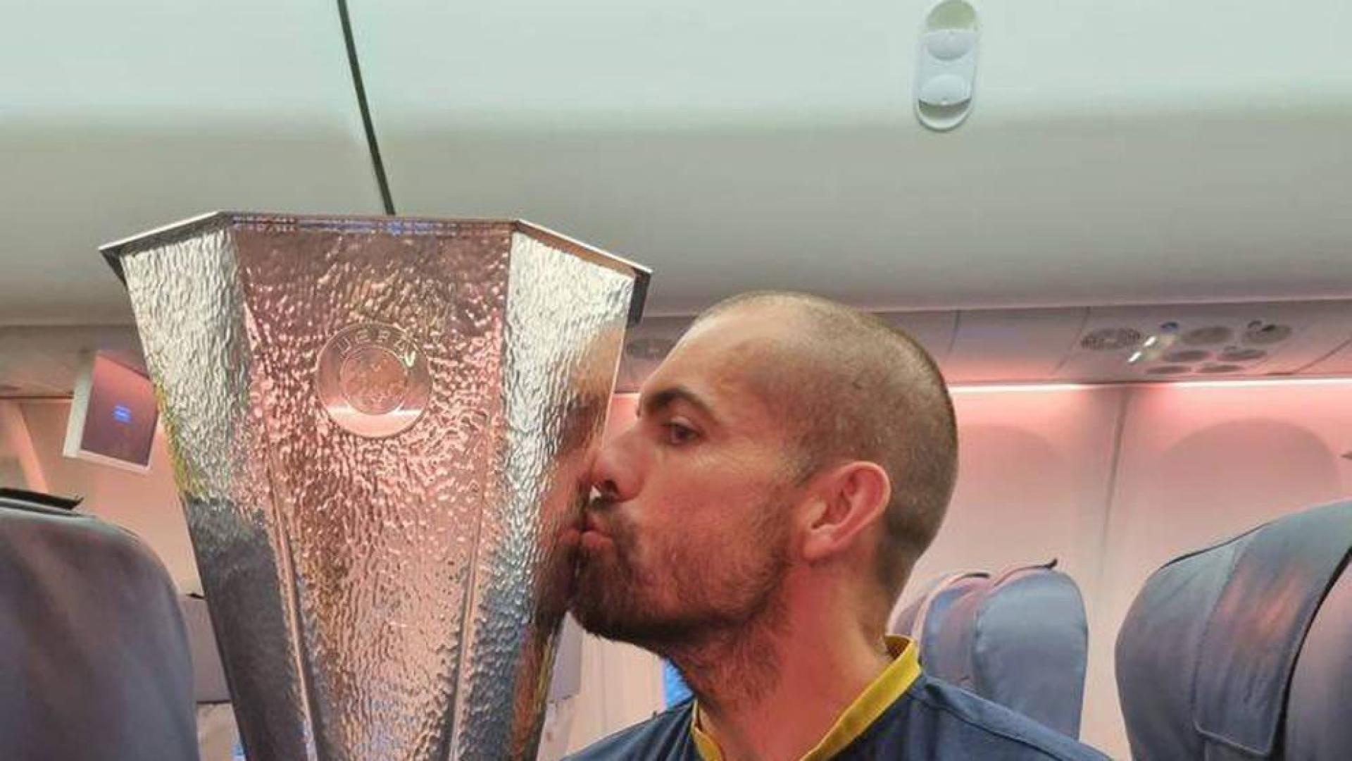 Javier Pérez besa el trofeo de la Europa League, que logró el Villarreal tras derrotar al Manchester United.