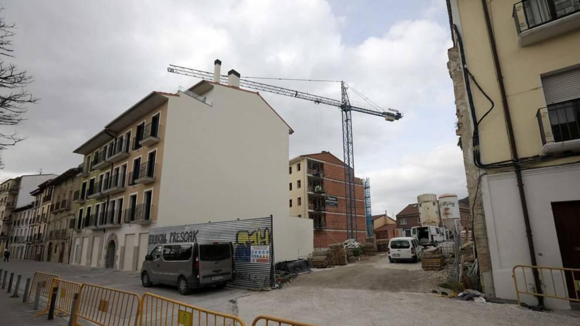 Aspecto que presentaba en marzo pasado la parcela de la calle Mayor ahora vendida y con otras obras.