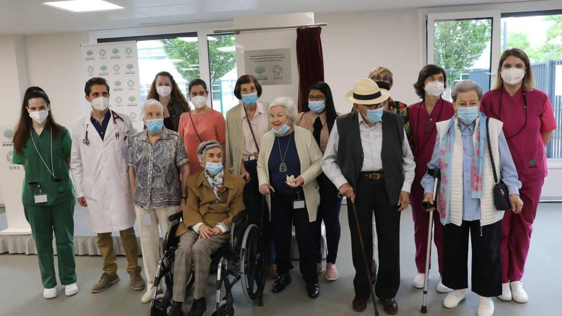 Parte de los residentes y del equipo asistencial del centro sanitario tras la inauguración.