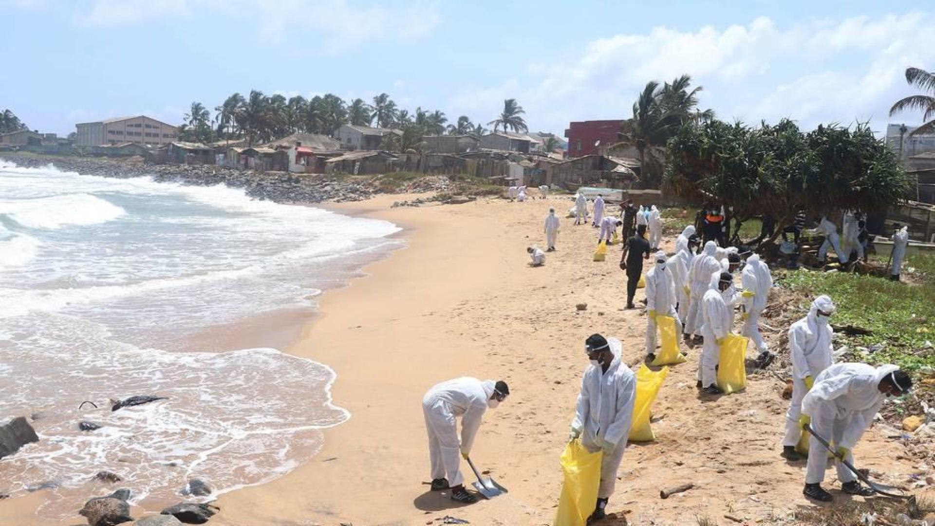 El hundimiento del barco incendiado en Sri Lanka hace temer un vertido