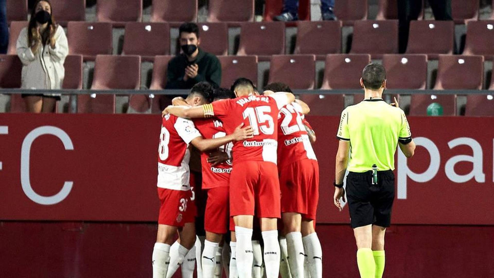 El Girona pone pie y medio en la final por el ascenso