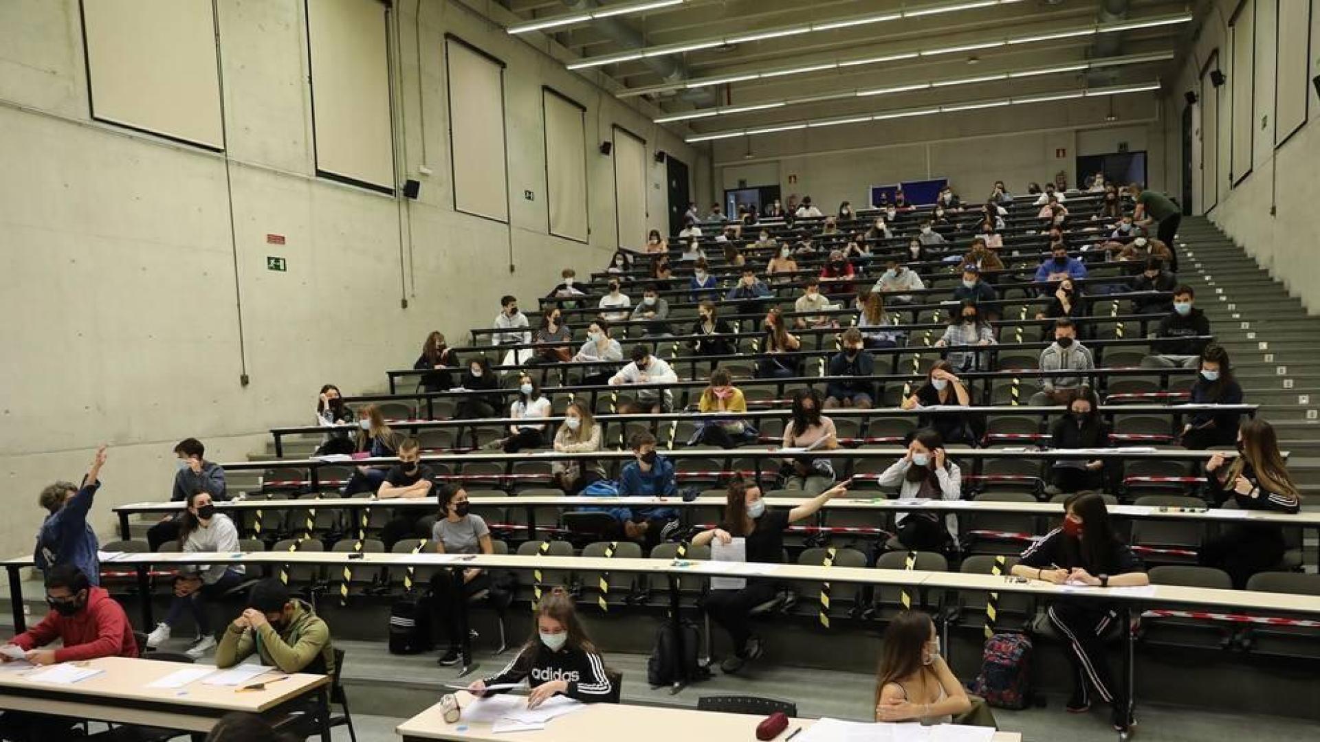 Casi 3.900 alumnos convocados en los campus universitarios de Pamplona y Tudela.