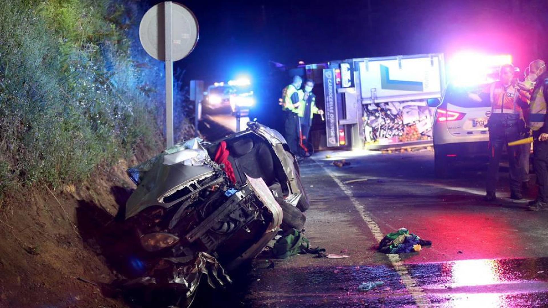 Tres muertos en un accidente entre un coche y un camión en Caldas (Pontevedra)