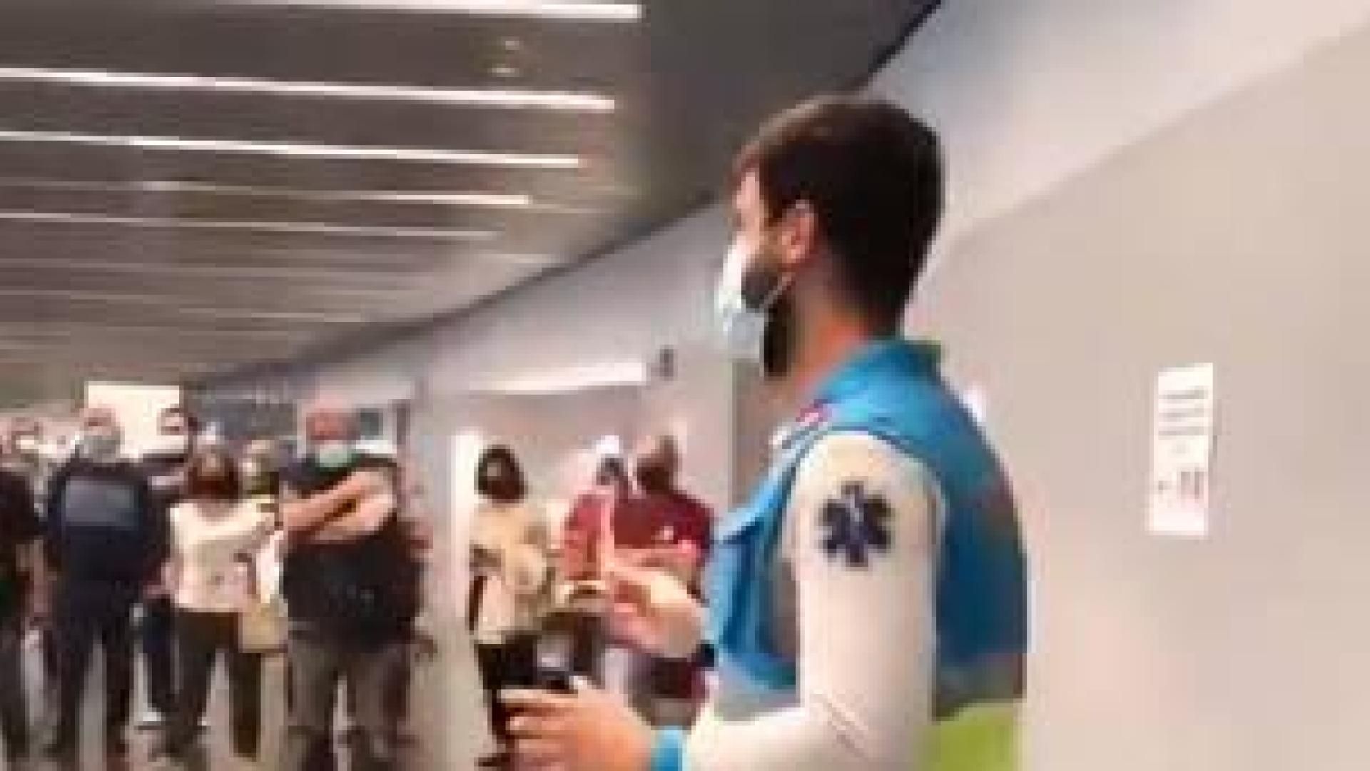 Un enfermero se hace viral echándole humor a la vacunación