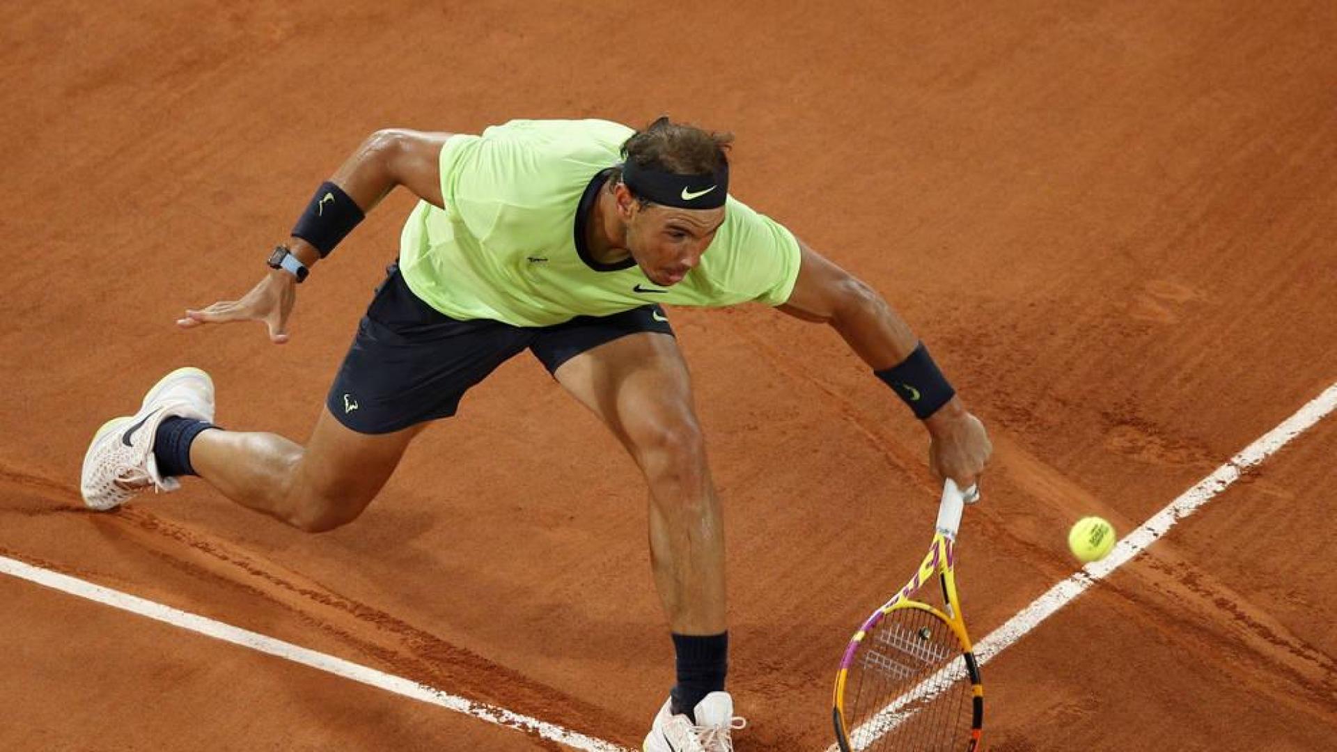 Rafael Nadal golpea a la pelota durante el partido contra Gasquet en Roland Garros.
