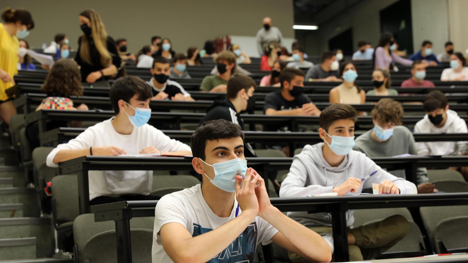 Los estudiantes que ayer comenzaron la Selectividad, con mascarilla en todo momento, y separados a un metro y medio de distancia (dos sitios libres entre alumnos).