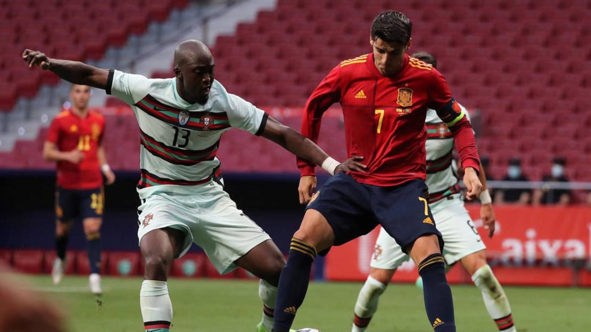 El delantero de la selección española Álvaro Morata (d) pelea un balón con Danilo Pereira, de Portugal