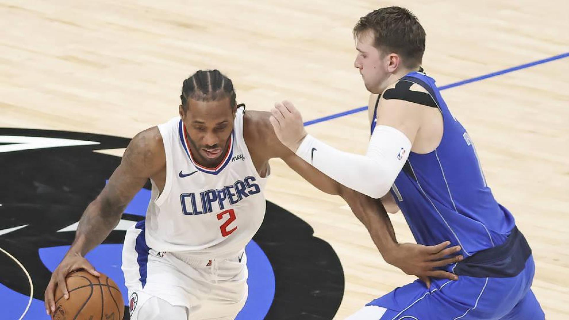 Doncic intenta detener a un soberbio Kawhi Leonard.