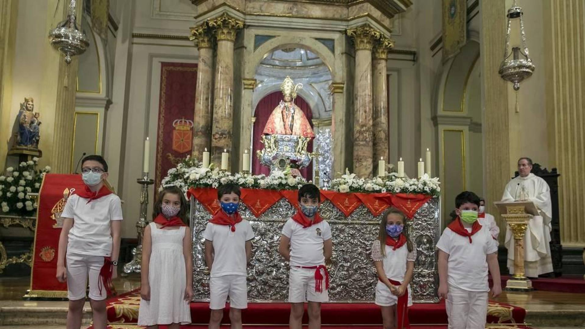 La capilla de San Fermín acogió este domingo, 6 de junio, la misa de la Escalerica sanferminera que en esta ocasión dobló la ceremonia en dos, una primera para los niños y otra para el resto de fieles.