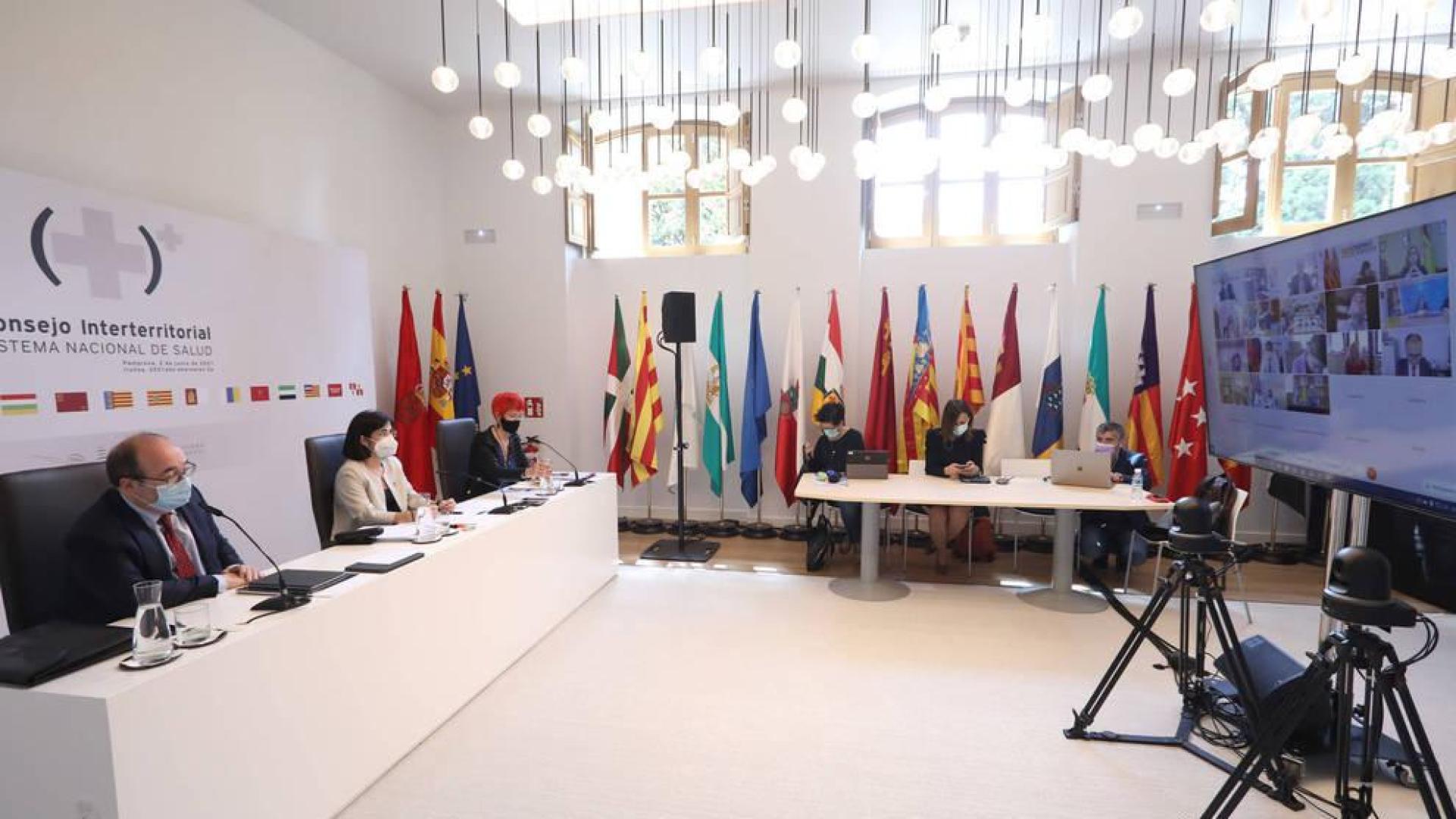 La ministra de Sanidad, Carolina Darías, el ministro de Política Territorial y Función Pública, Miquel Iceta, y la consejera de Salud de Navarra, Santos Induráin, durante la reunión del Consejo interterritorial de Salud.