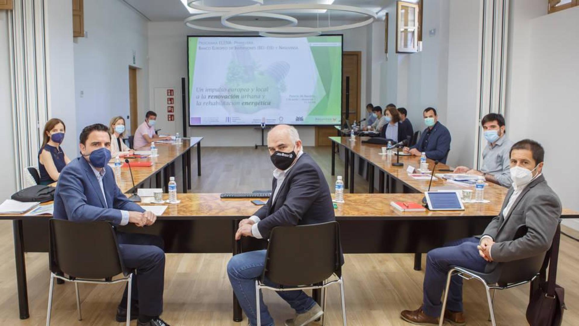 El consejero Aierdi, junto con el director gerente de Nasuvinsa, Alberto Bayona (izda), y el presidente de la FNMC, Juan Carlos Castillo (dcha), y el resto de participantes en el encuentro telemático para presentar el convenio con el Banco Europeo de Inversiones (BEI)