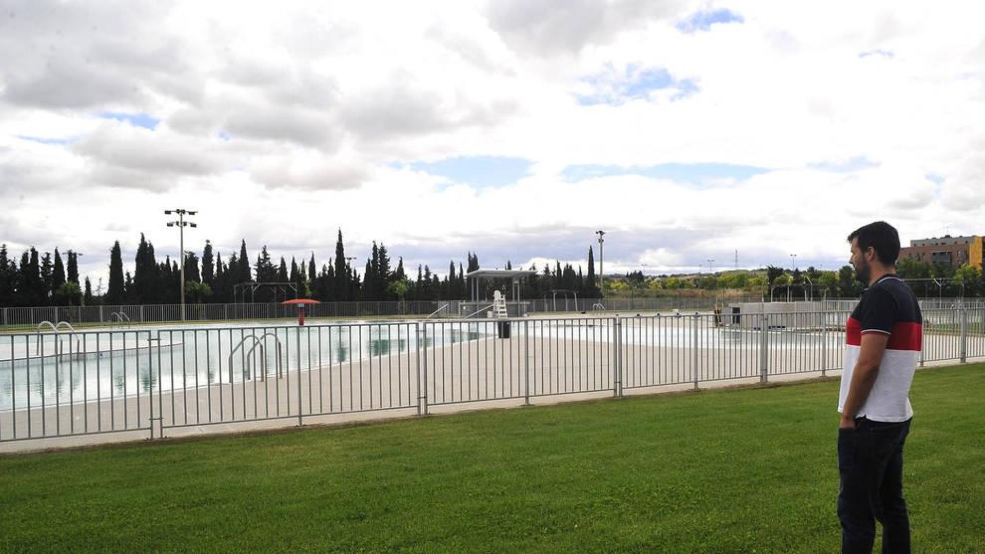 David Ros, gerente de la ciudad deportiva de Tafalla, contempla las piscinas de verano