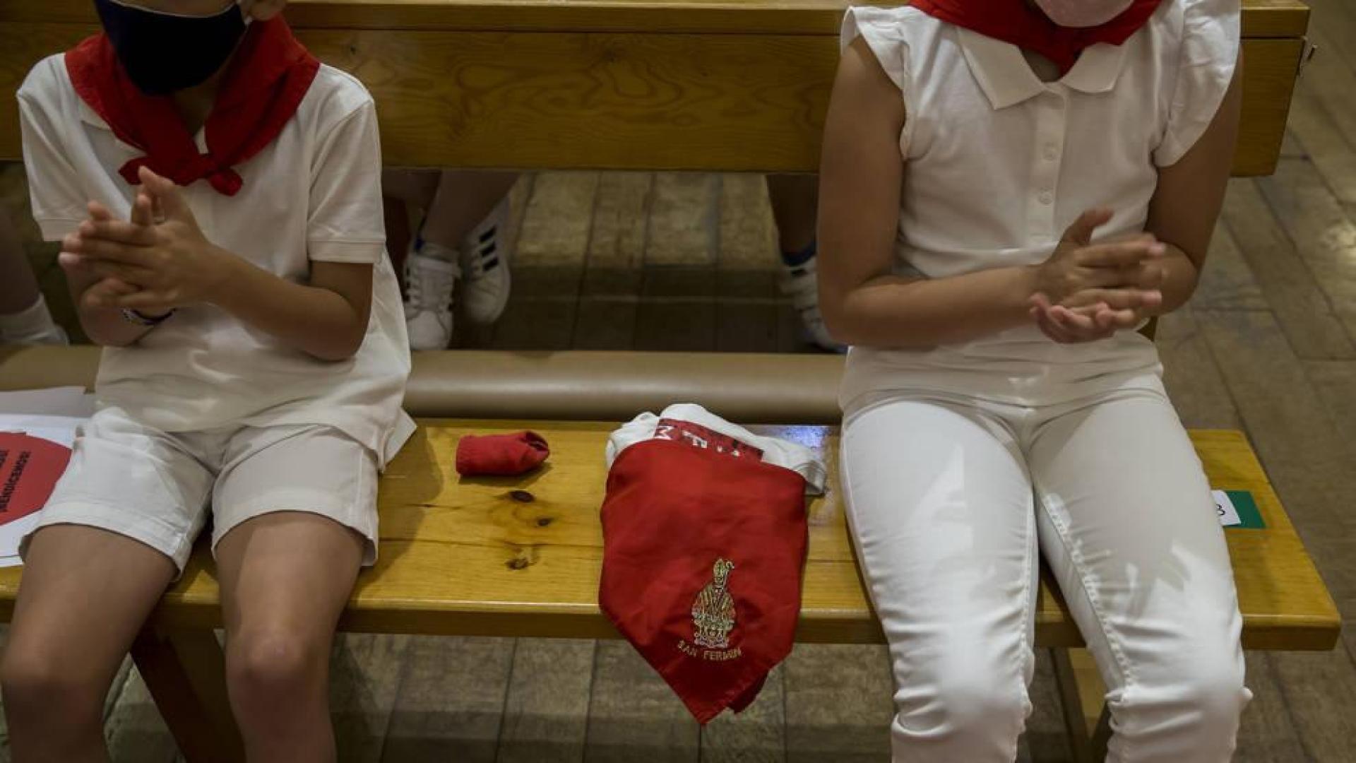 La ropa de San Fermin de Santi, el pequeño fallecido en agosto, entre sus hermanos
