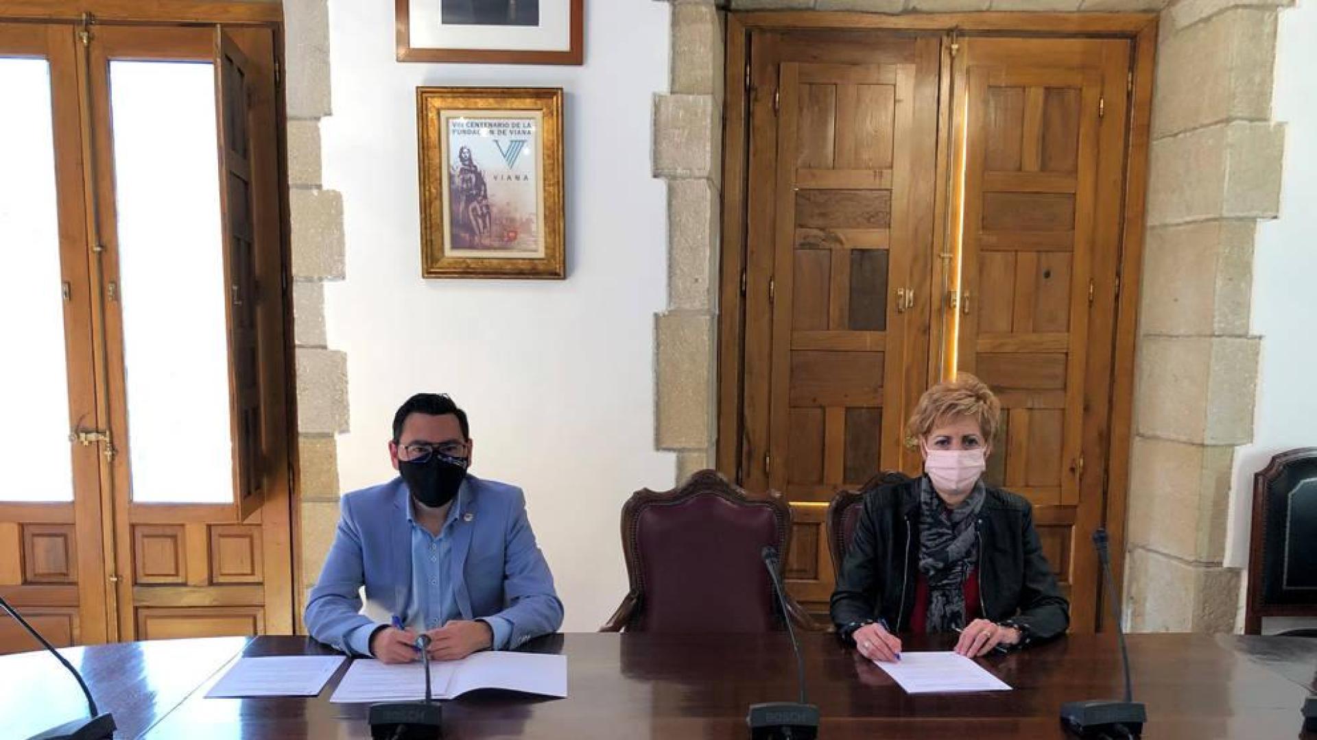 El director general de Administración Local y Despoblación, Jesús María Rodríguez, y la alcaldesa de Viana, Yolanda González, en un momento de la firma de los convenios.
