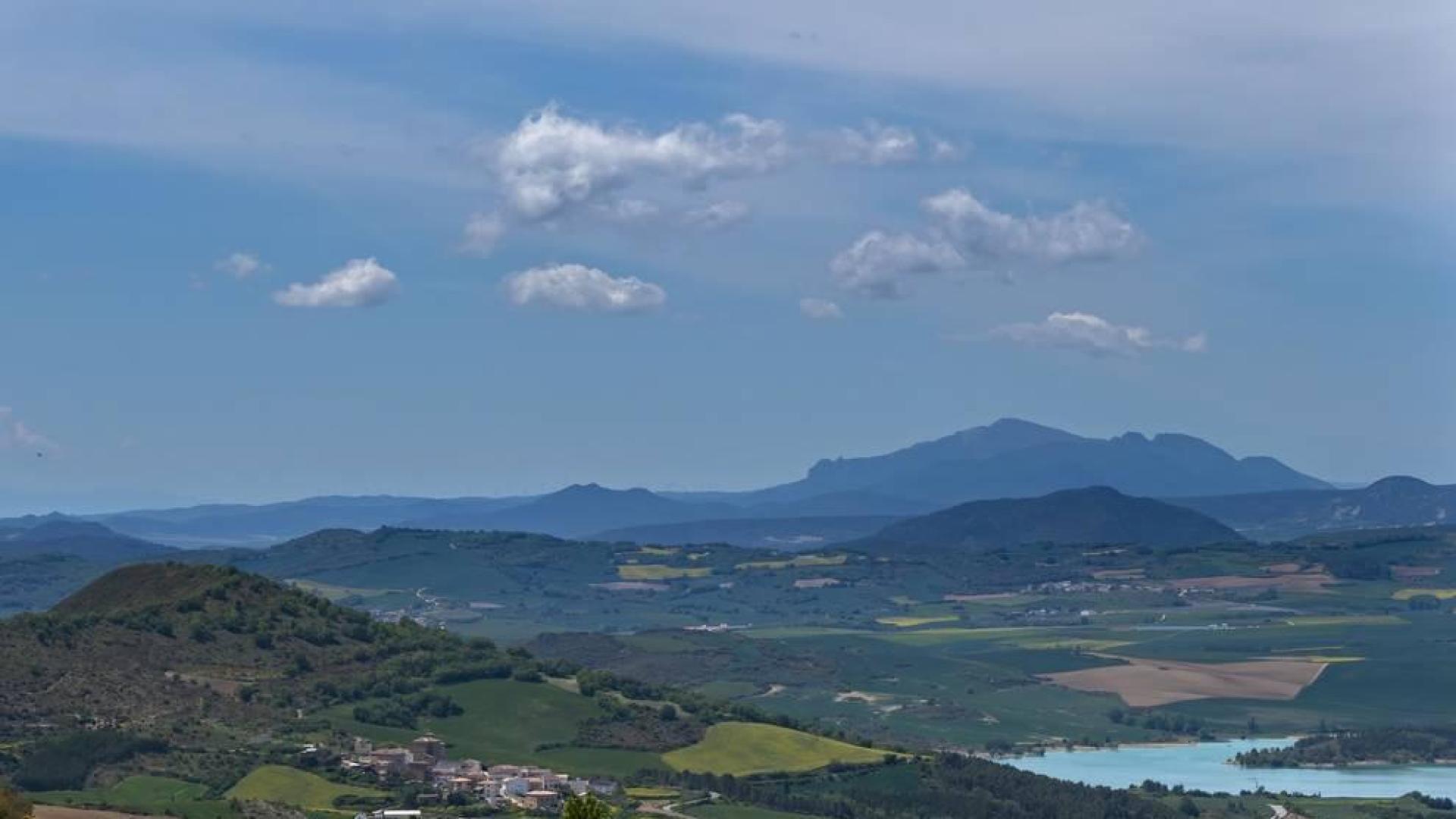 Imagen tomada desde el alto de Guirguillano, con el concejo de Irurre (Guesálaz) al fondo y el pantano de Alloz.