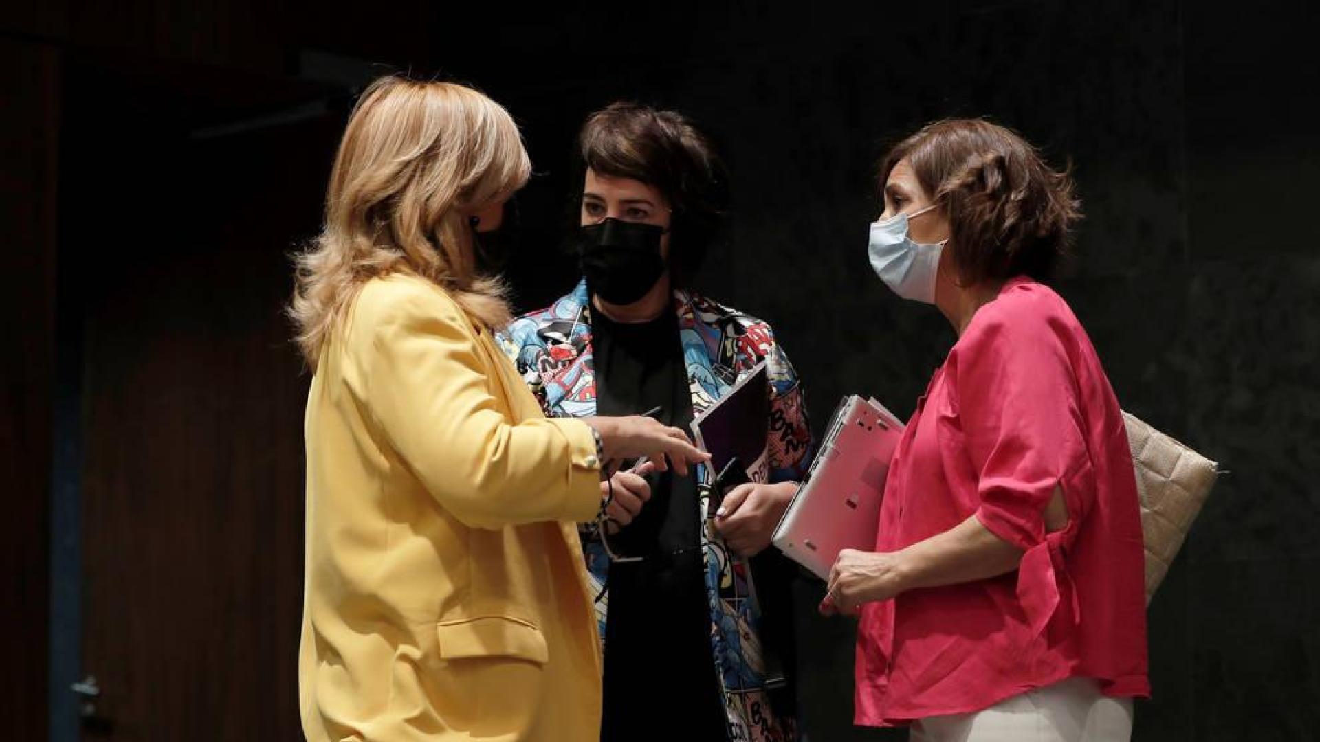 Las portavoces de Navarra Suma y Podemos Ahal Dugu, Yolanda Ibañez y Ainhoa Aznárez, momentos antes de sesión de la Mesa y la Junta de Portavoces del Parlamento de Navarra