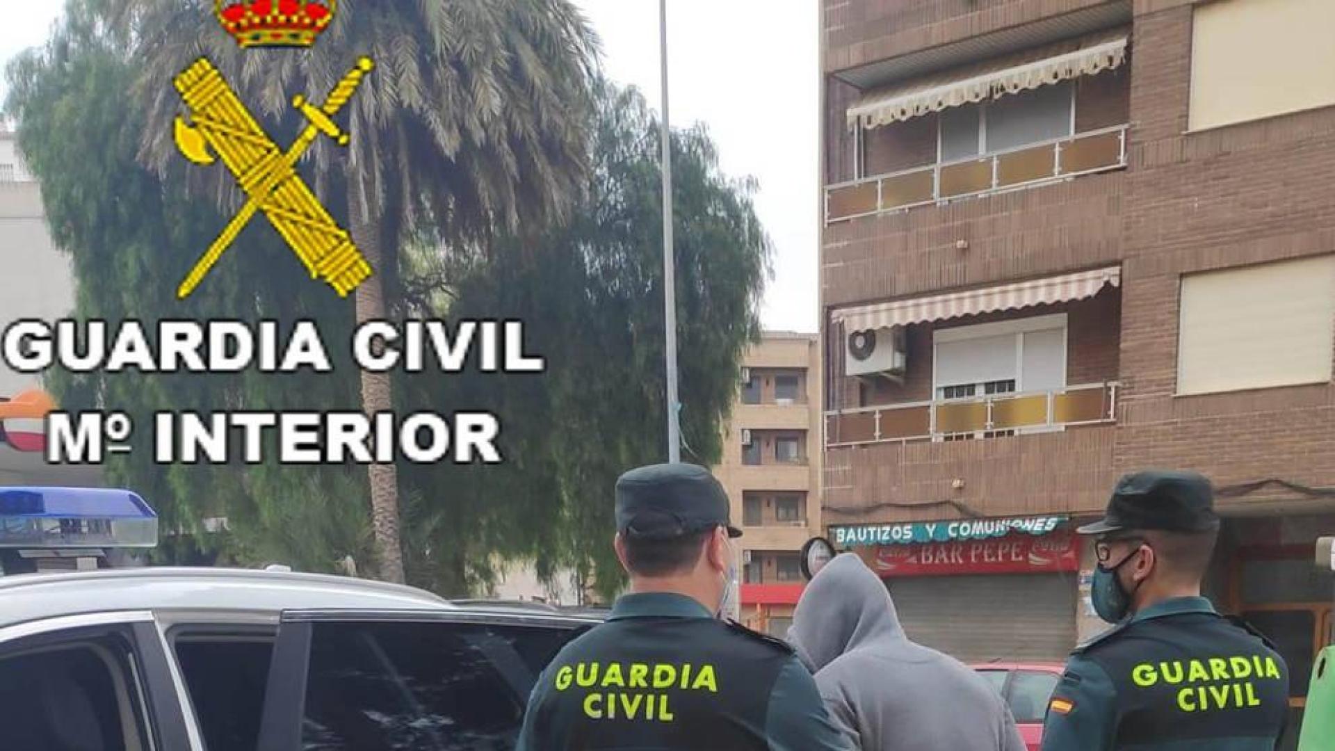Agrede y deja inconsciente al conductor que estuvo a punto de atropellarle