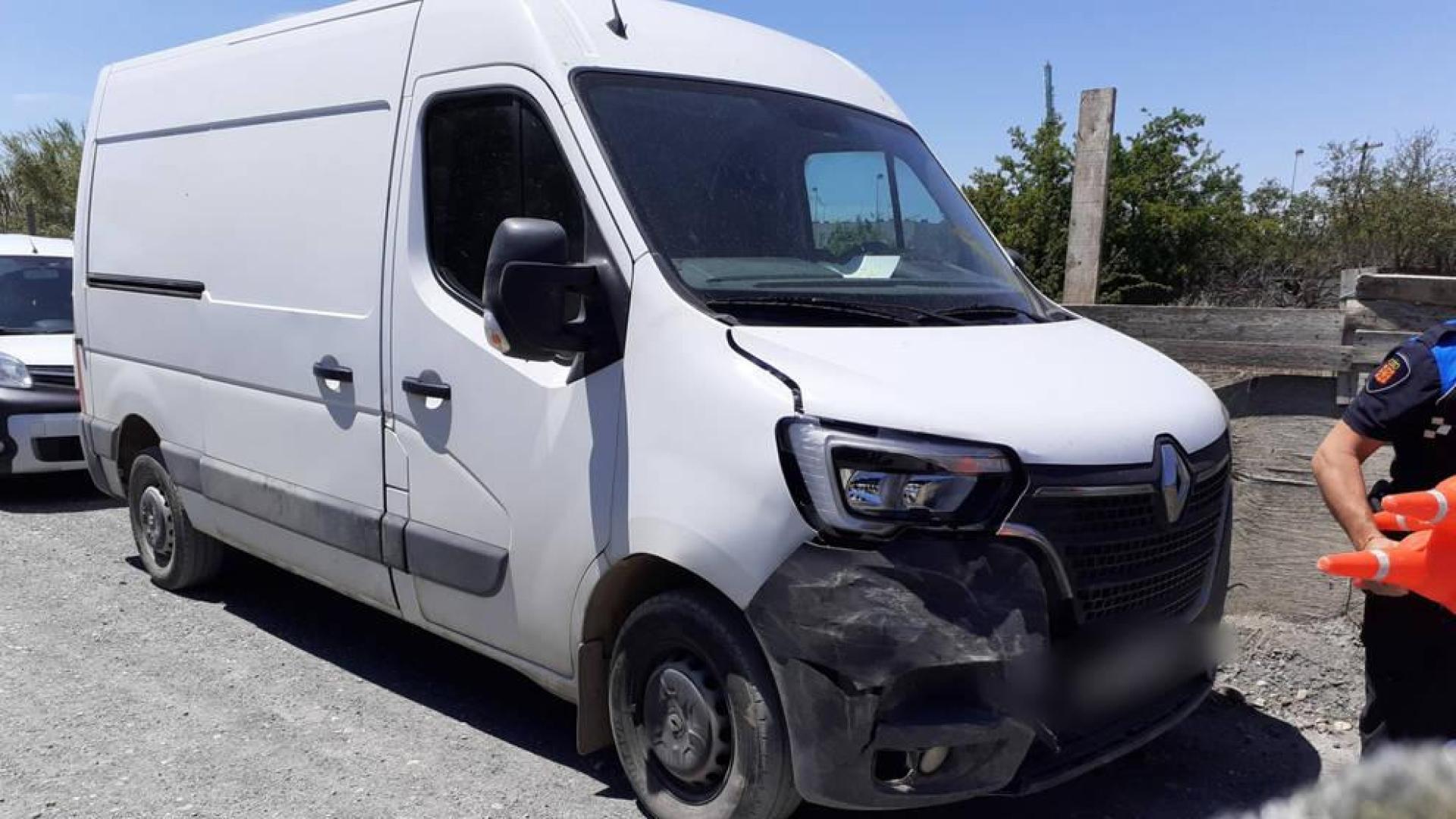 Un herido en un accidente entre una furgoneta y un tractor