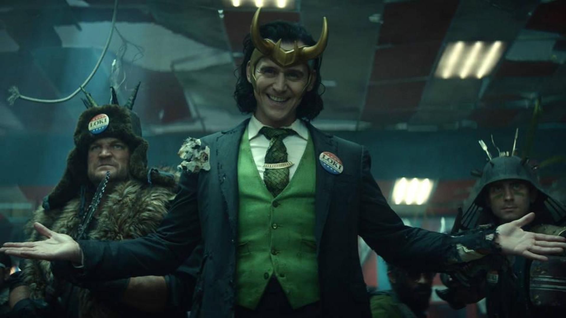Fotograma cedido por Marvel Studios donde aparece Tom Hiddleston como Loki y Wunmi Mosaku como Hunter B-15, en una escena de la serie 'Loki'.