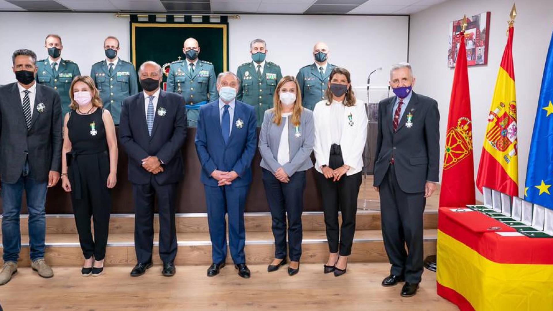 La Guardia Civil hace entrega de condecoraciones a personal civil