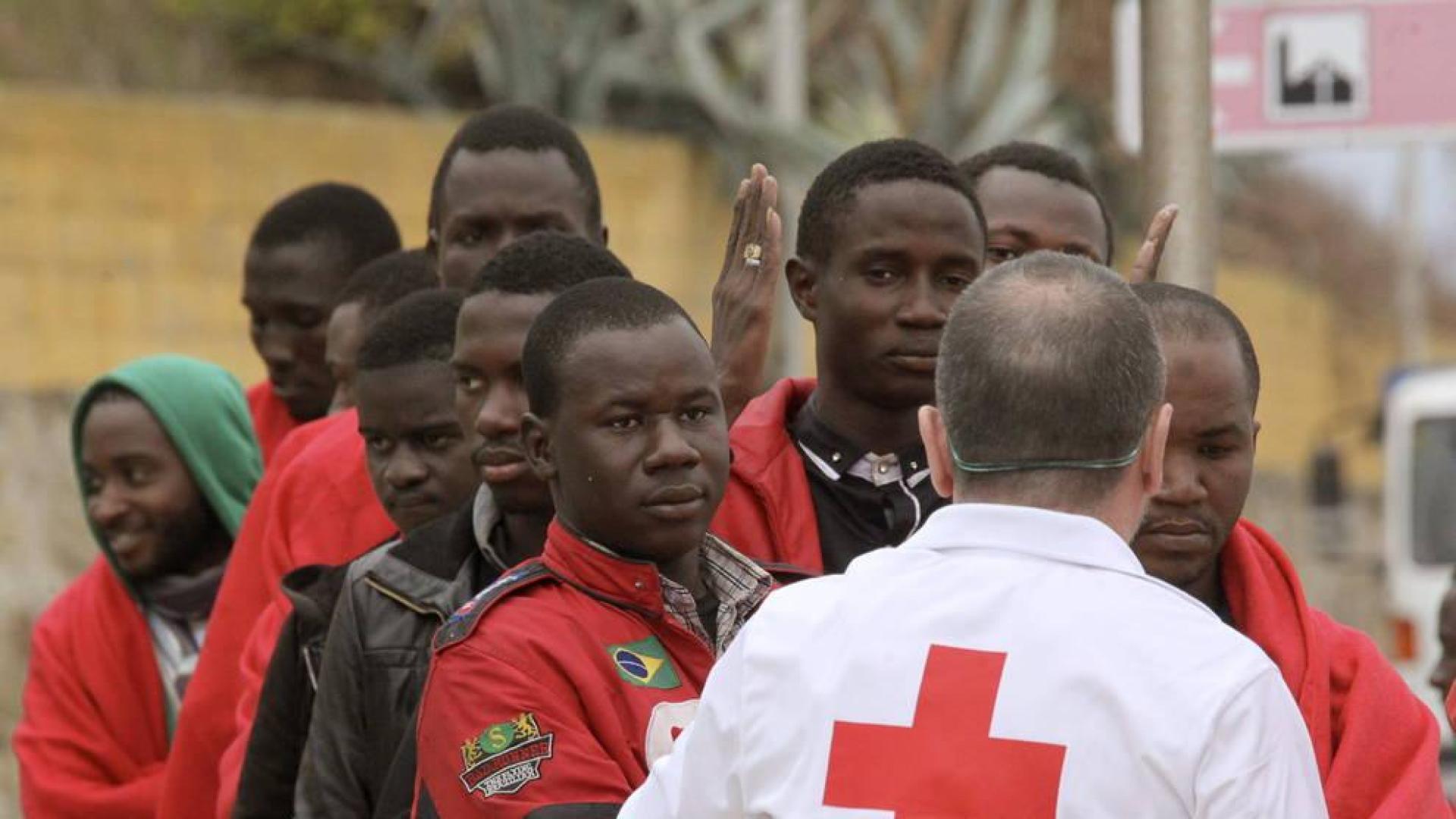 UNA PATERA CON 20 INMIGRANTES SUBSAHARIANOS DESEMBARCA EN LA COSTA DE CEUTA