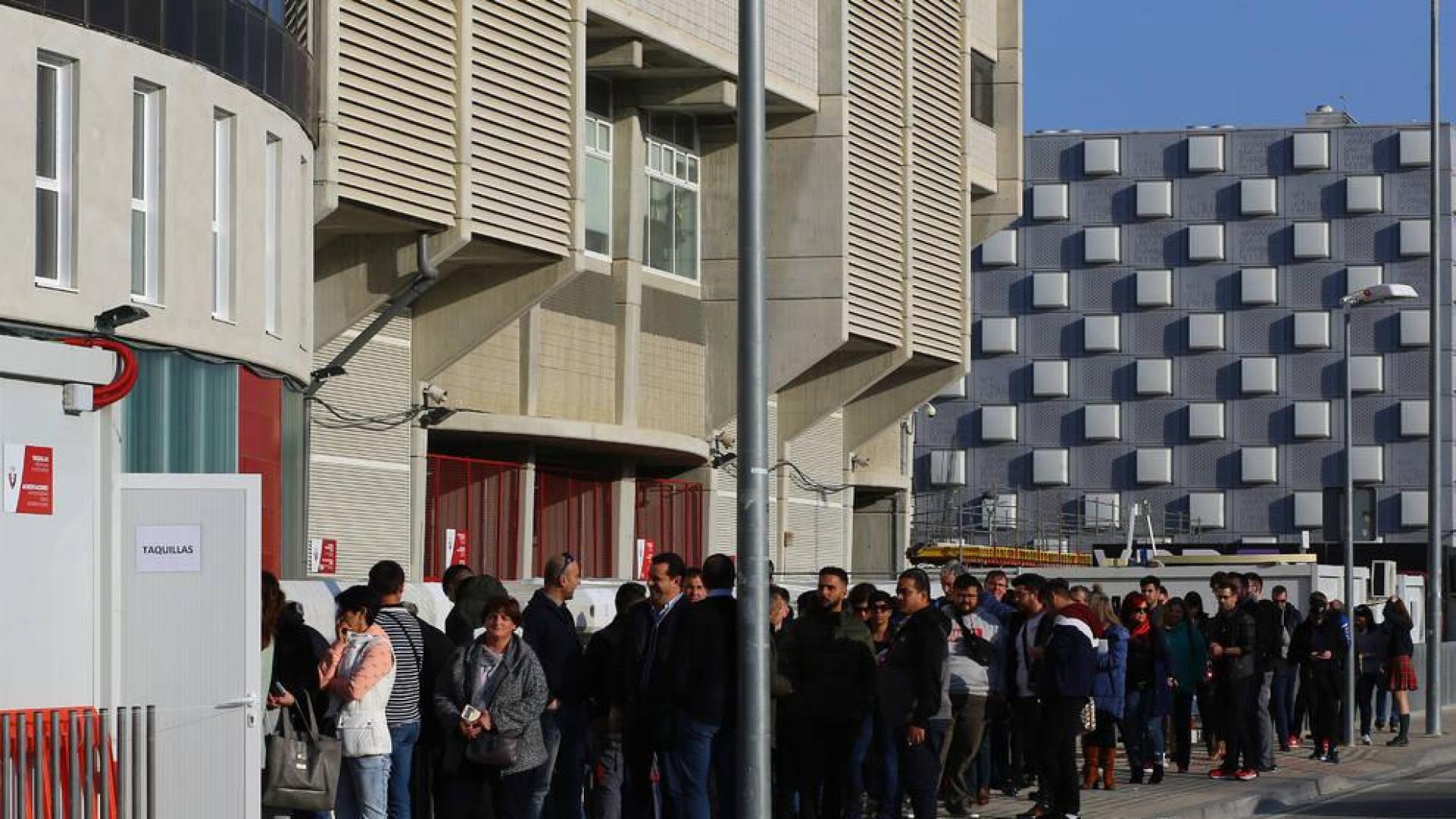 Colas en El Sadar para comprar entradas para el Osasuna-Real Madrid