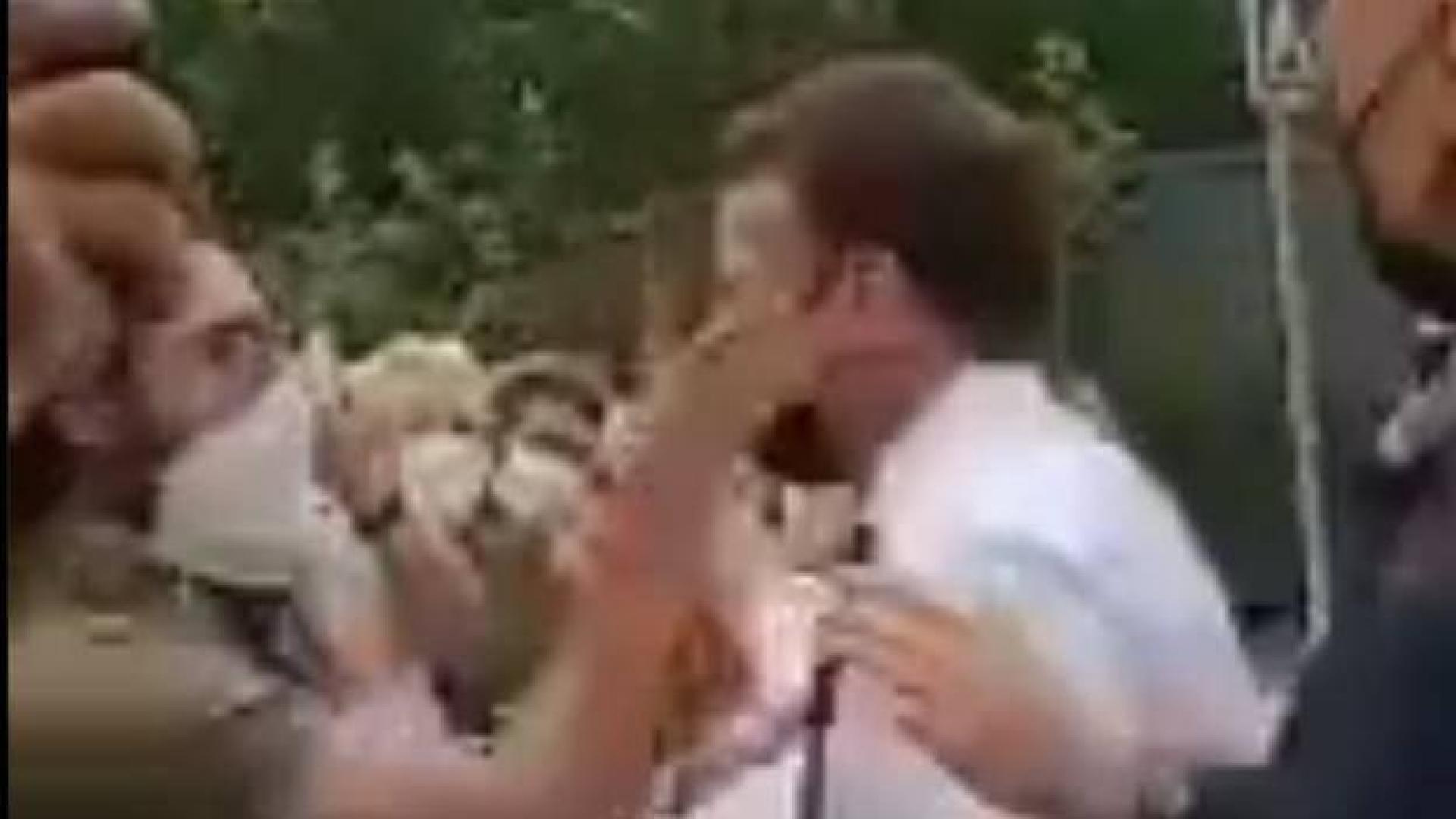 Momento en el que Macros es abofeteado por un hombre en un acto público