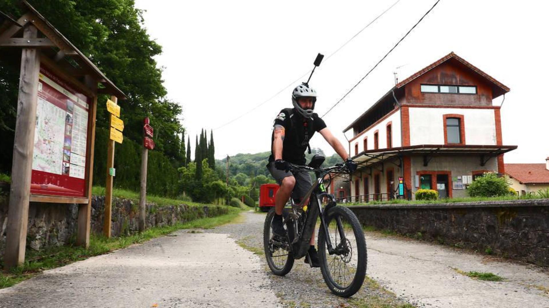 En bici y con la cámara por encima de su cuerpo, Ander Zugarza Hernández, ayer en Lekunberri.