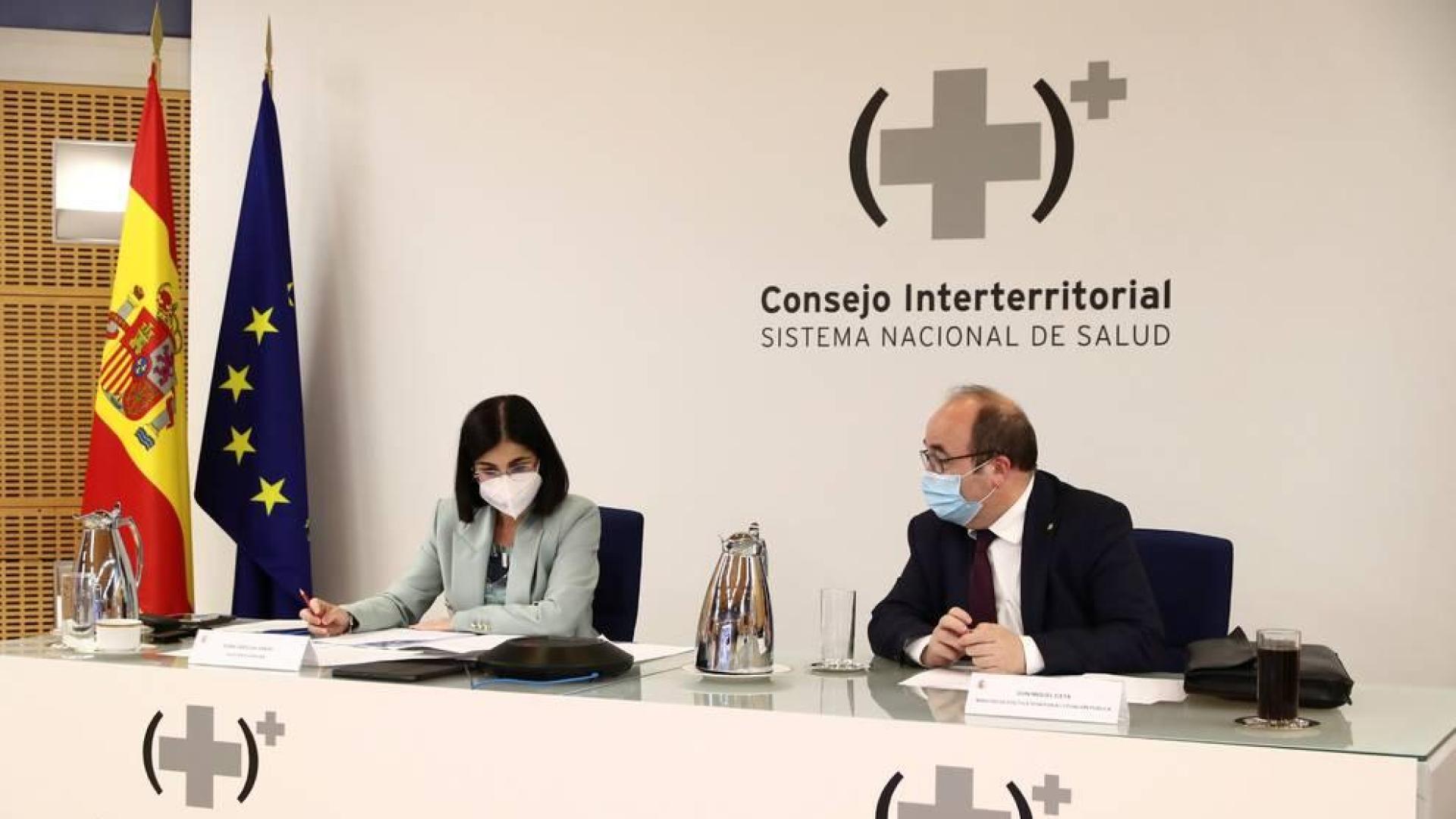 Los ministros de Sanidad, Carolina Darias y de Política Territorial y Función Pública, Miquel Iceta durante la reunión del Consejo Interterritorial de Salud