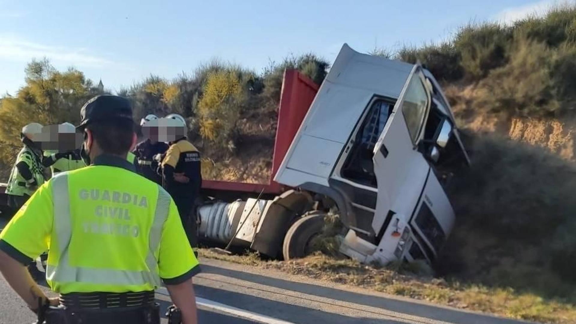 Herido grave un camionero al accidentarse en Cárcar