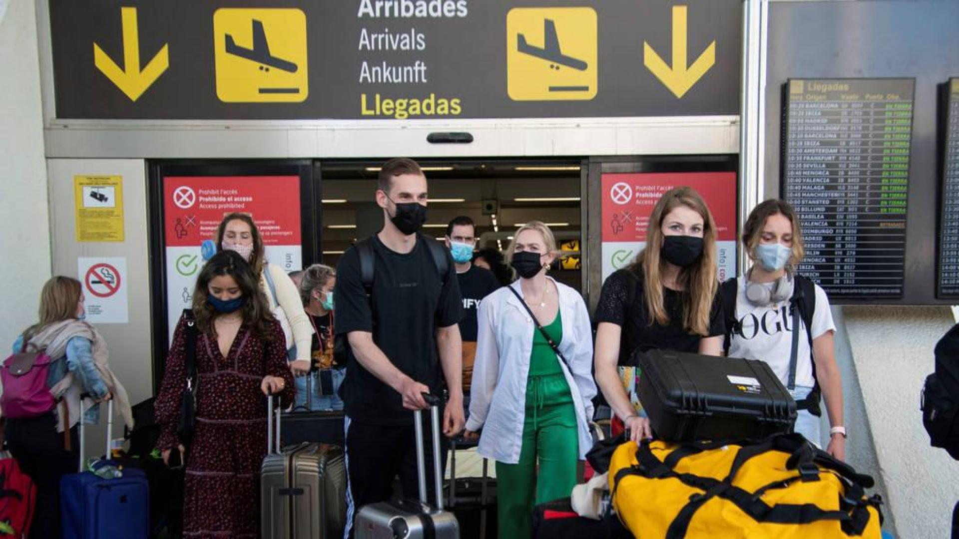 Turistas llegando al aeropuerto de Mallorca.