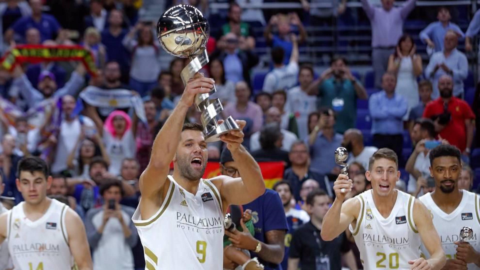 El capitán del Real Madrid, Felipe Reyes, levanta junto a sus compañeros el trofeo de la Supercopa Endesa