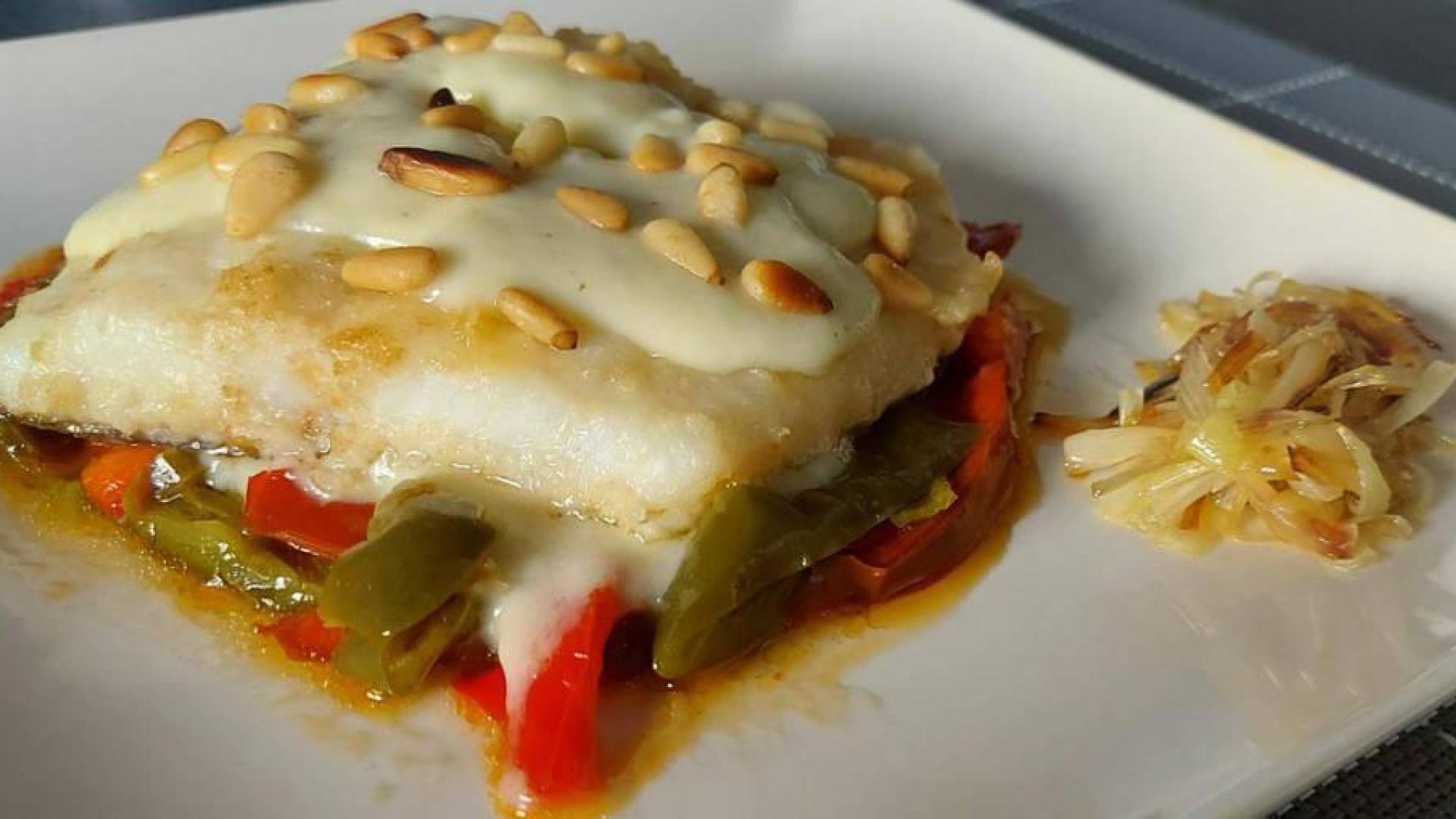 Bacalao con salsa de puerros y piñones