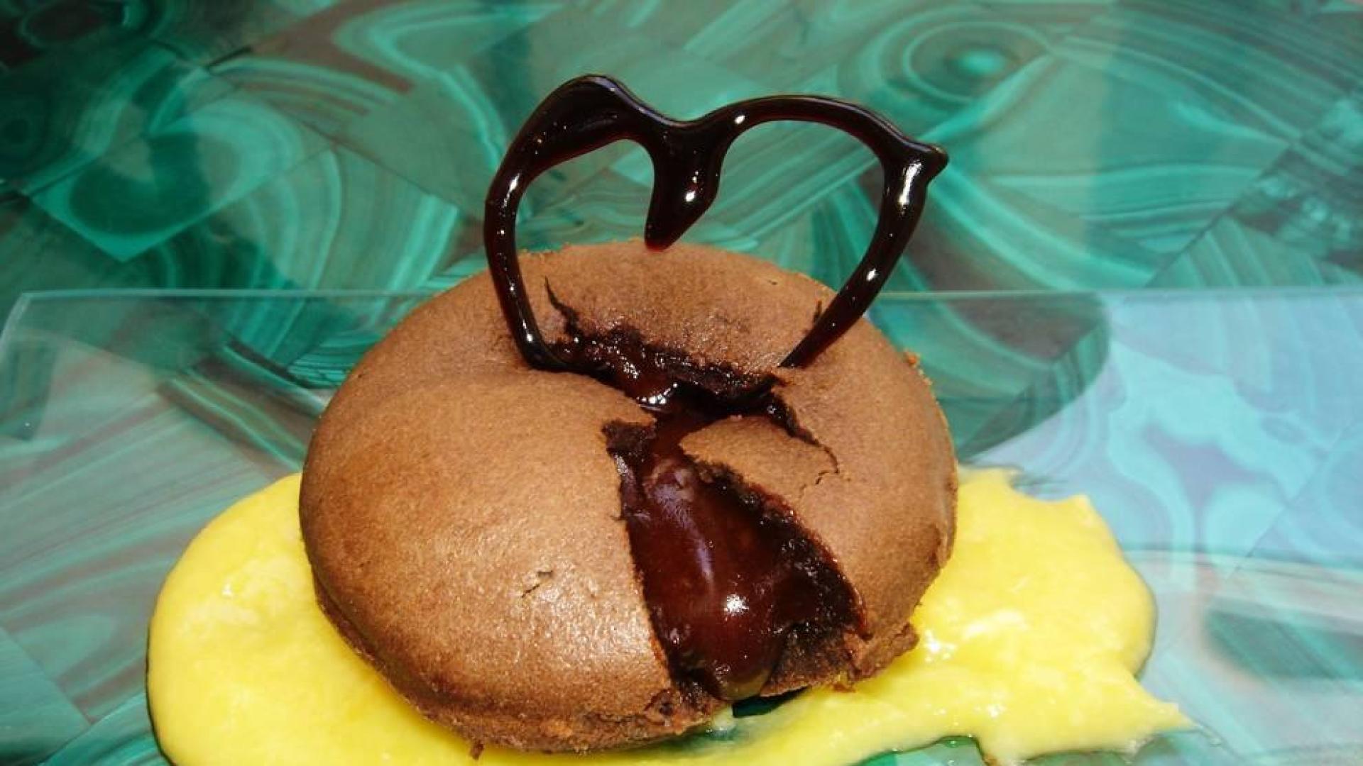 Imagen del coulant de chocolate con natillas de naranja