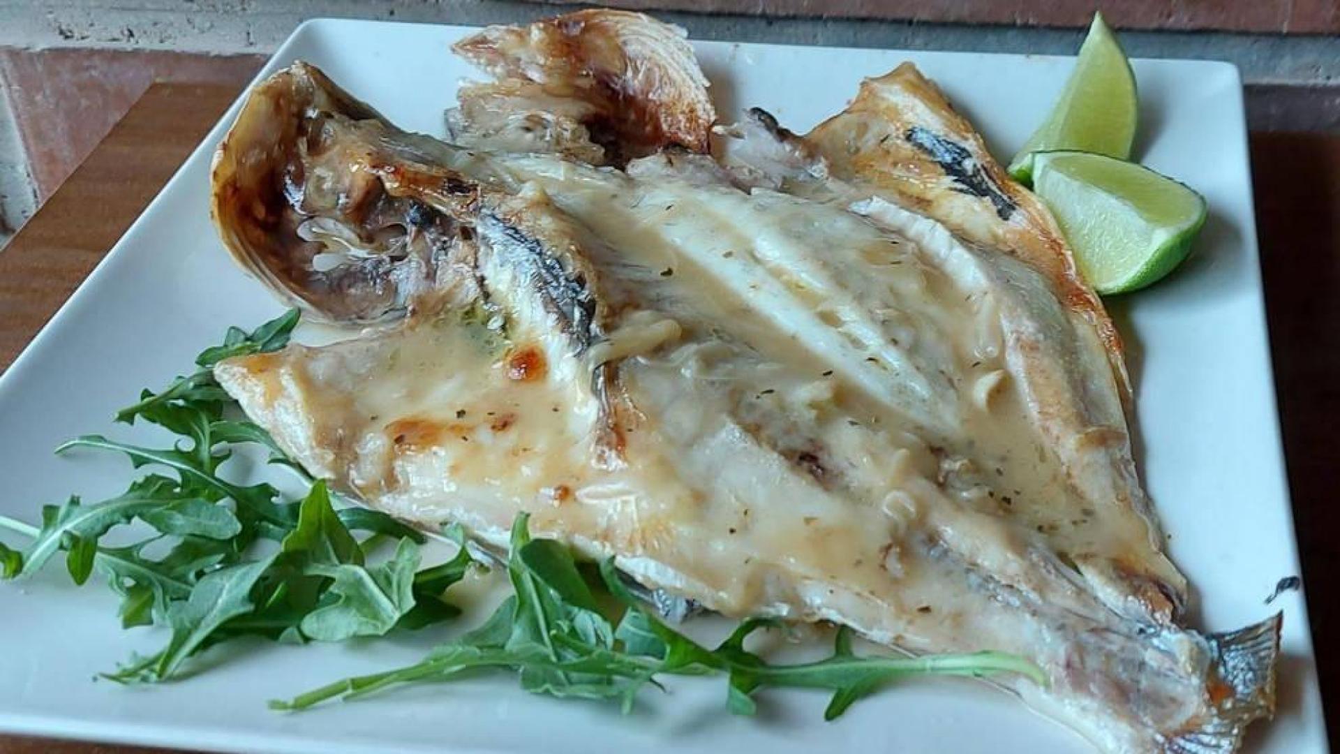 Dorada con rúcula y salsa de lima