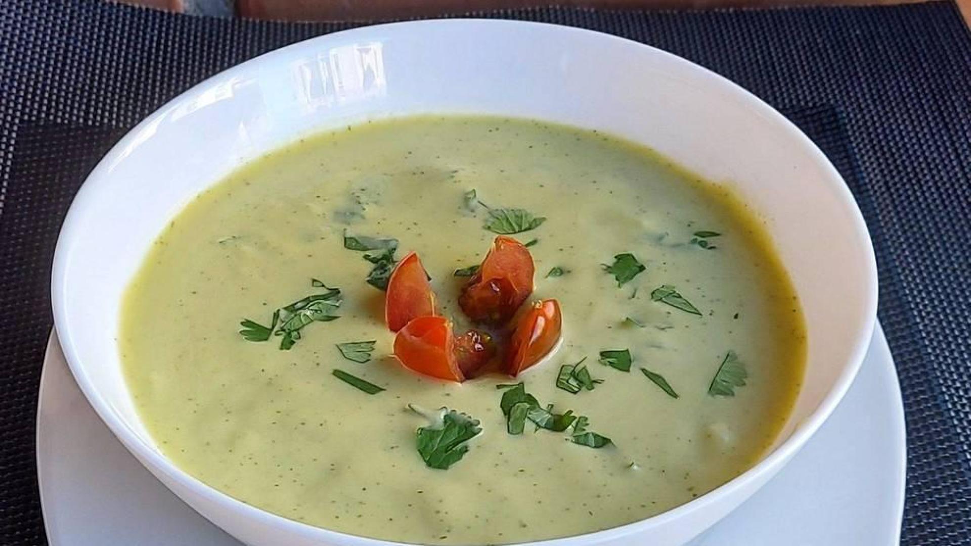 Foto de la crema de aguacate y calabacín.