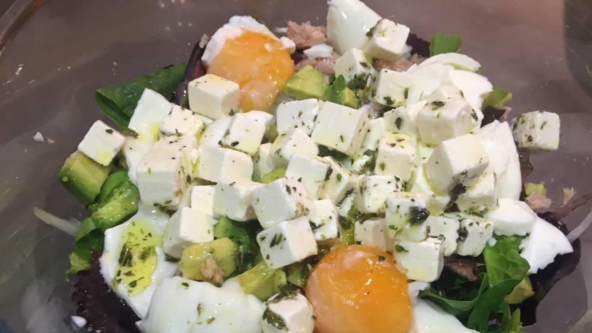 Imagen de la ensalada de quinoa con bien de queso feta