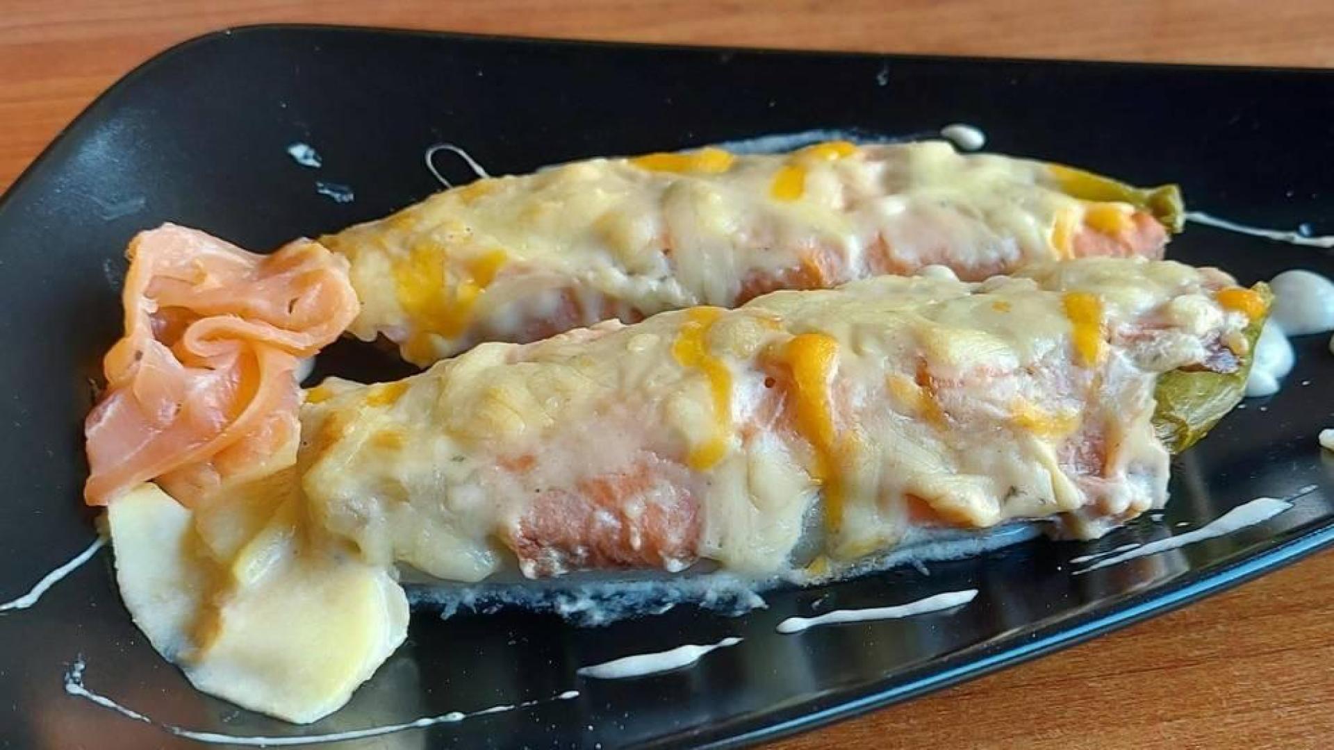 Plato de envidias con salmón y queso azul