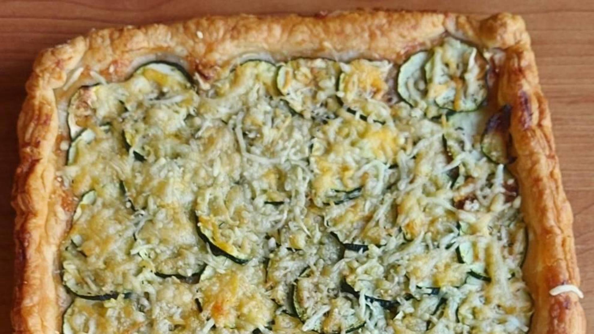 Plato de hojaldre de parmesano y calabacín