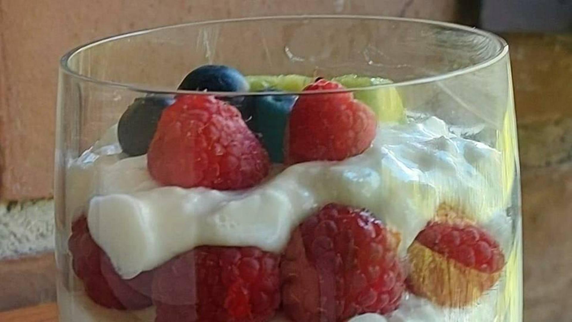 Receta de yogur con frutos rojos y cereales