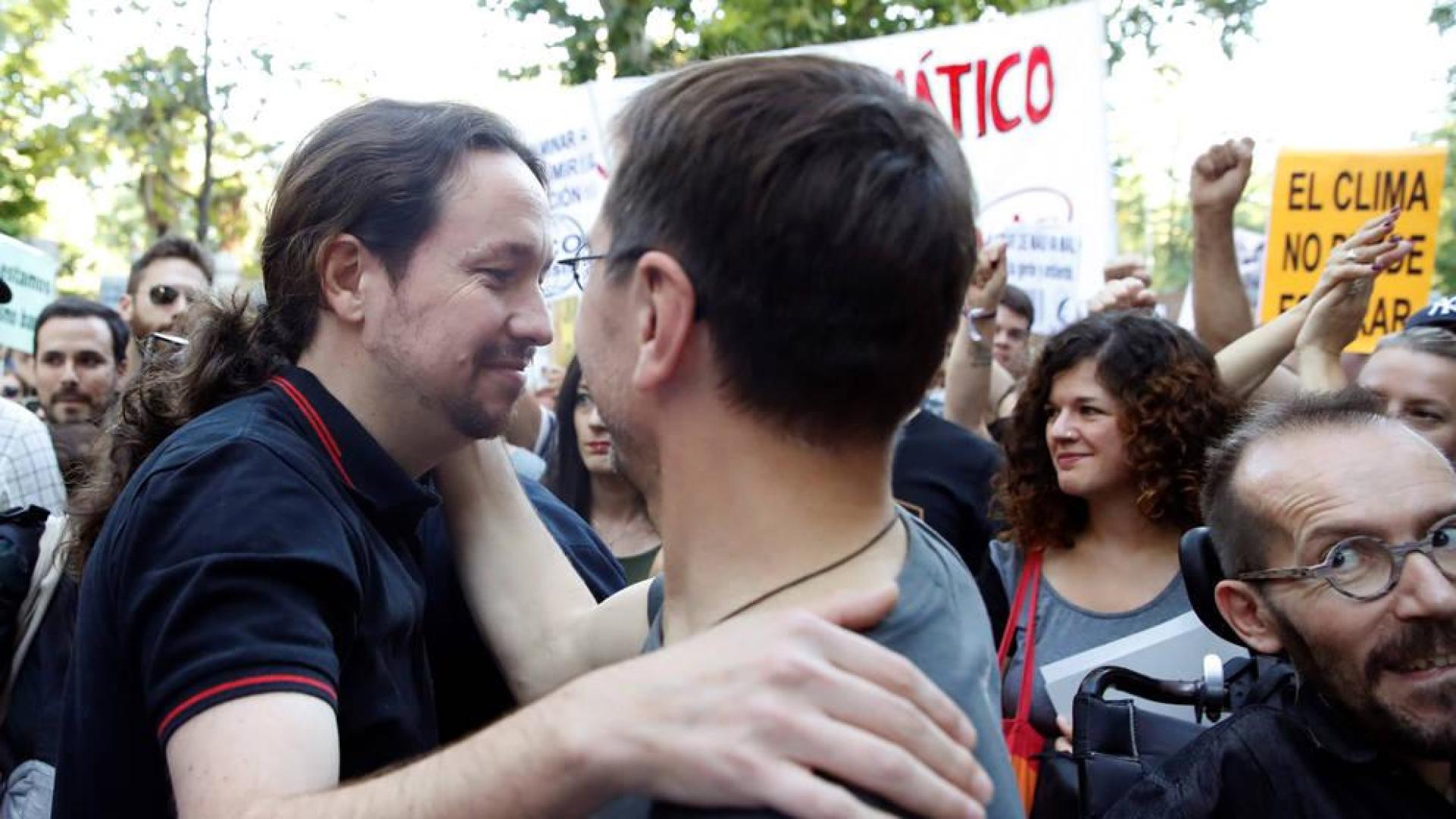 Pablo Iglesias (i), saluda a Juan Carlos Monedero.