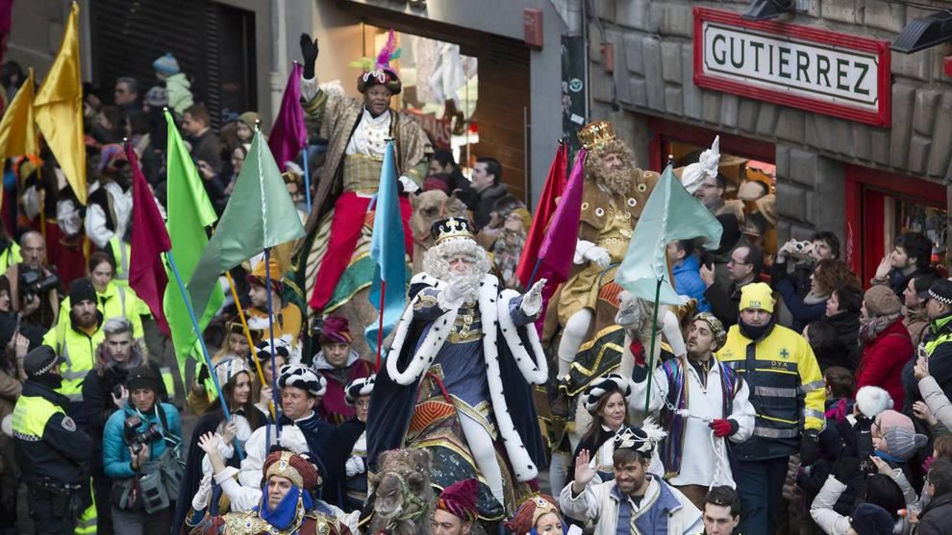 Ilusión, colorido y magia en el desfile de la comitiva real por Pamplona.