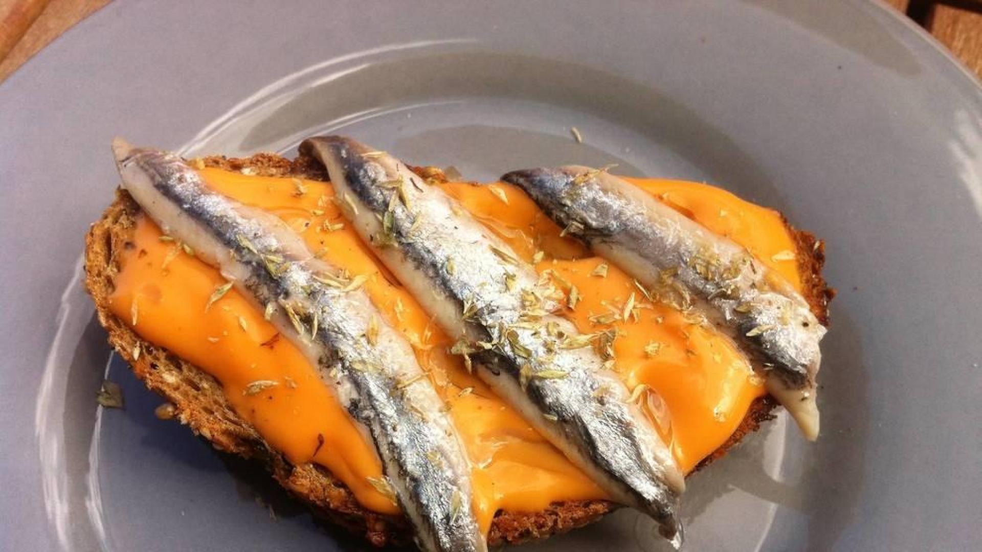 Tosta de pan de pueblo con salmorejo y boquerones