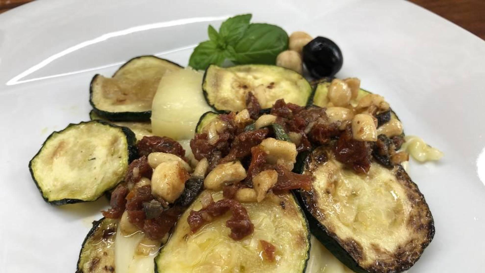 Imagen de los calabacines con queso fundido y picada mediterránea