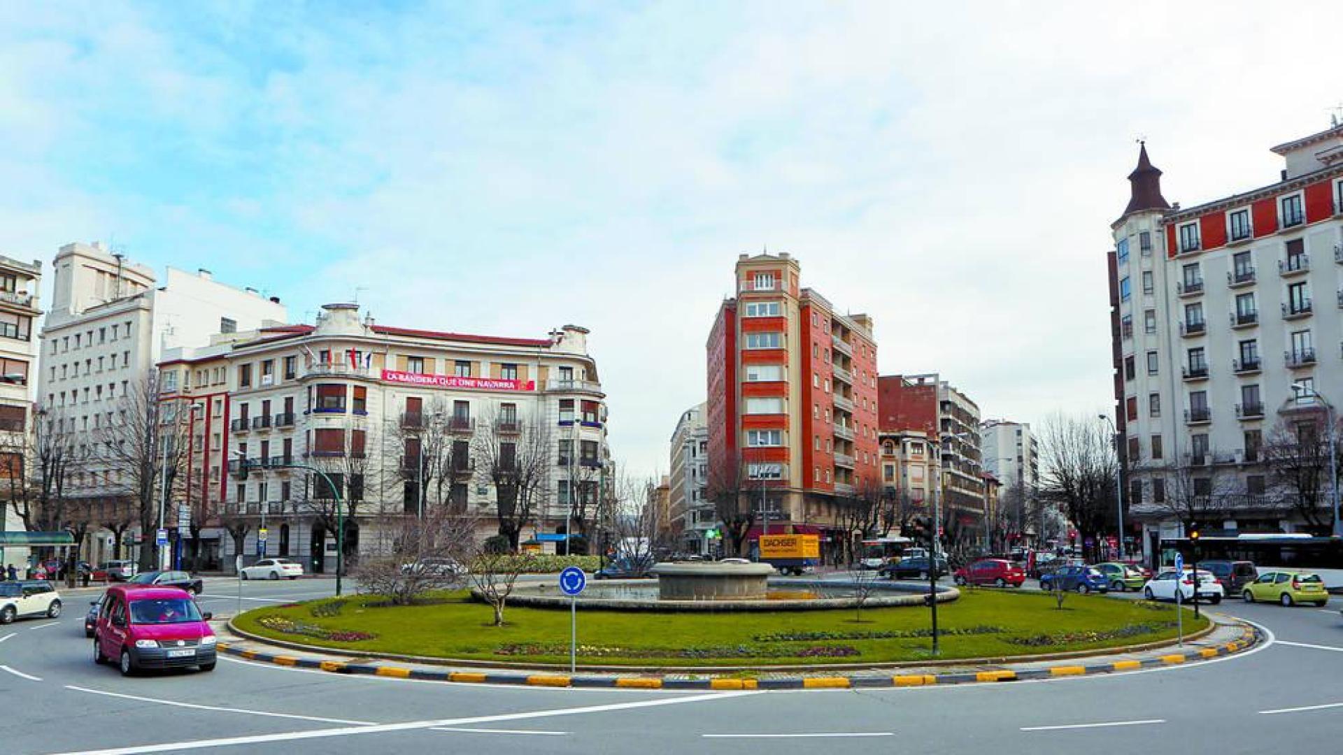 La plaza Príncipe de Viana en la actualidad, con la fuente inaugurada en el año 1957.