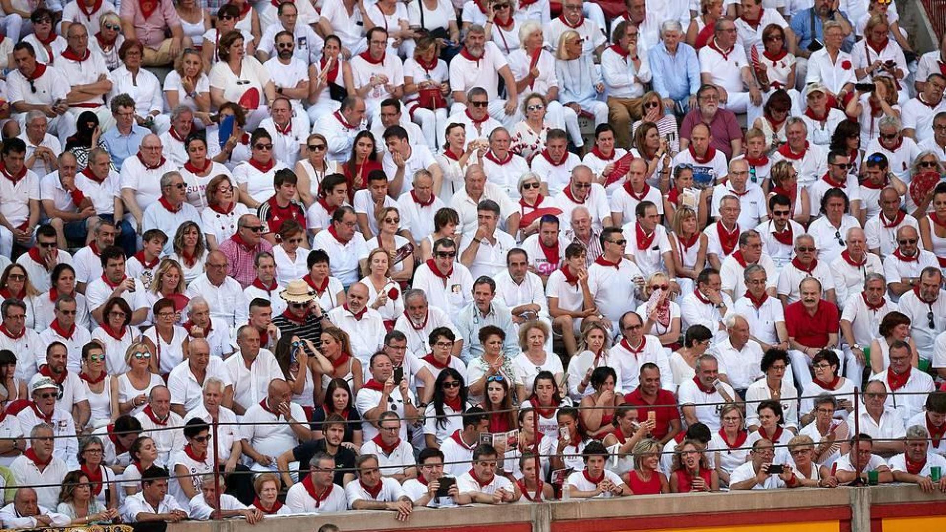 Público asistente a la Plaza de Toros de Pamplona durante la última corrida de la Feria del Toro 2018.