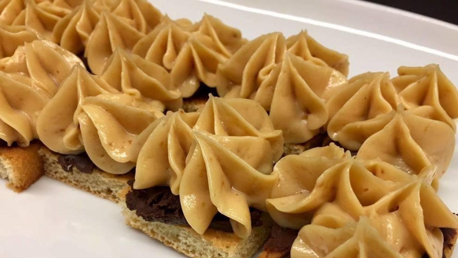 Imagen del bizcocho con crema de turrón y chocolate trufado